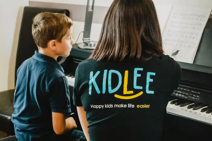 babysitter Kidlee qui enseigne la musique à un enfant - Garde d'enfant Paris