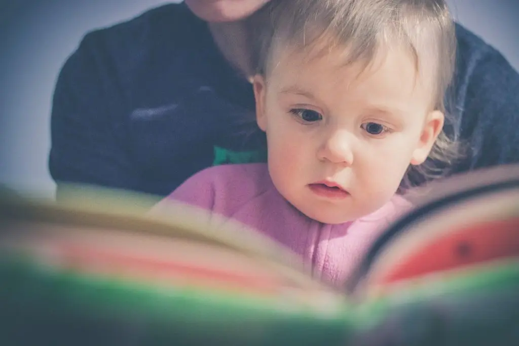 un parent qui lit une histoire à son enfant 