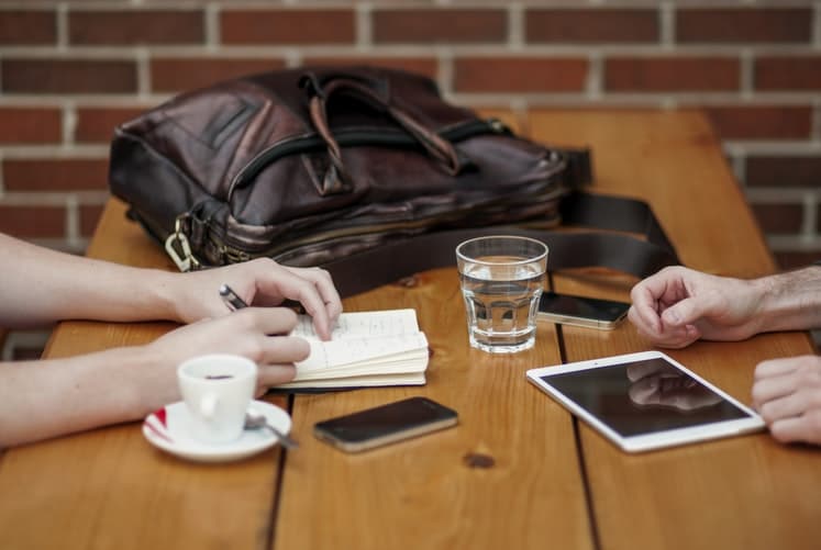 job d'étudiant : entretien entre de personnes en train d'échanger autour d'un café