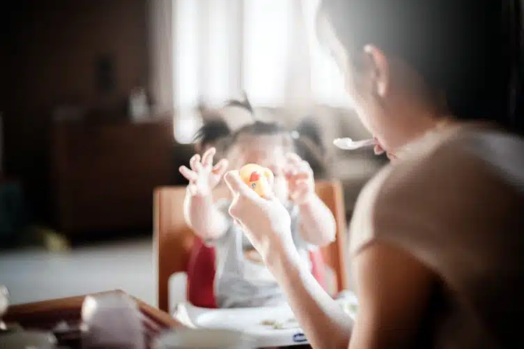 une maman qui sonne à manger à sa petite fille 