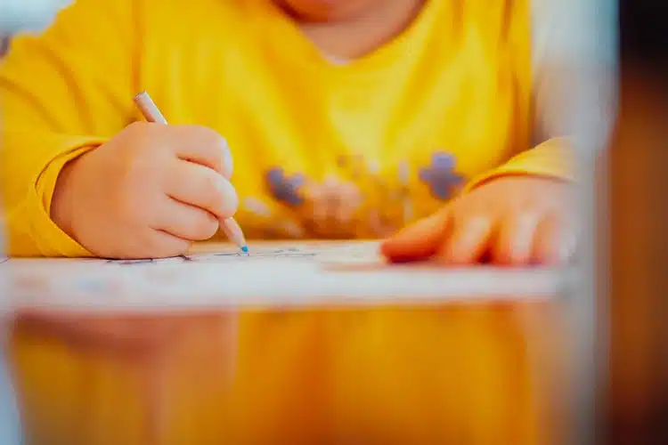 un enfant qui dessine 