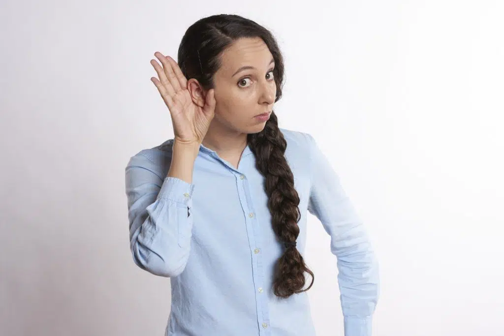 qualités babysitter : une jeune femme en train de prêter l'oreille pour mieux écouter 