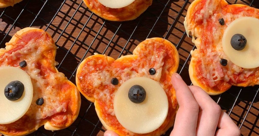mini pizza in the shape of bears 
