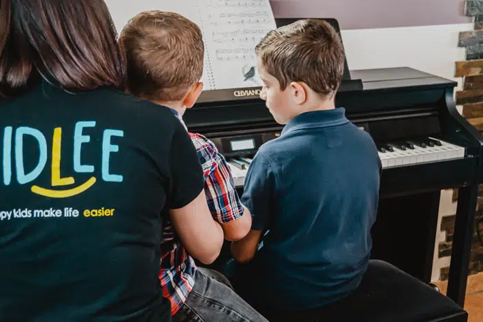 Find a nanny: A baby sitter who plays piano with a child