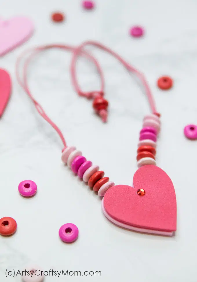 Heart necklace: Valentine's Day DIY to do with kids