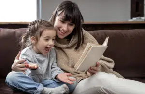 Learning to read with your child: 6 foolproof tips! A mom reading with her little girl