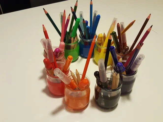 des pots de couleur Montessori pour ranger ses stylos, couleurs et crayons par couleur 