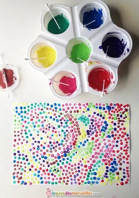 apprendre les couleurs 
photo qui illustre une peinture colorées faite par un enfant 