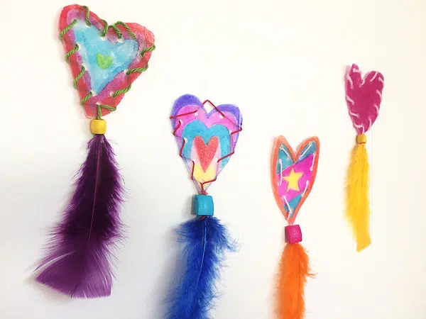 Valentine's Day activity: colorful heart catchers to make with the kids 