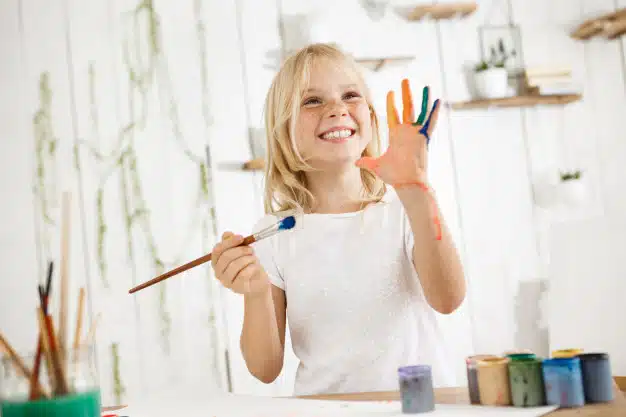 garde d'enfant à domicile : enfant en train de peindre