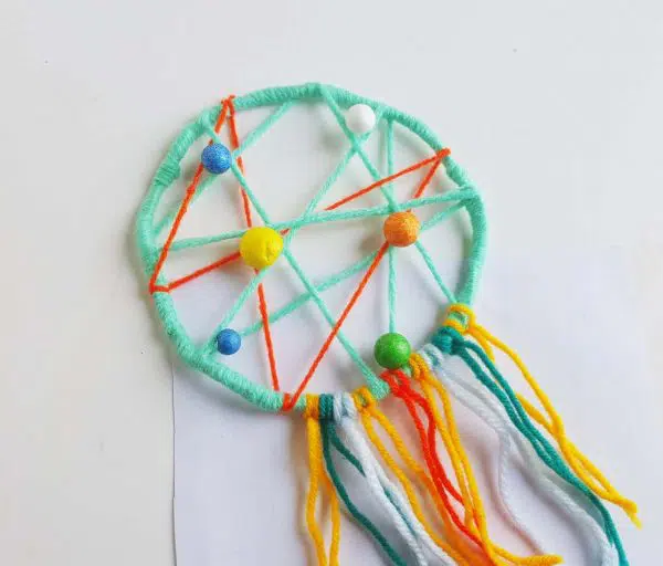 Children's DIY: how to make a dream catcher photo out of wool yarn 