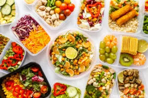 une photo exposant divers lunchbox avec différents repas 