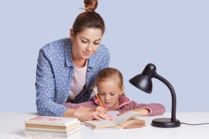dictation cm1 : a babysitter who helps a little girl with her homework 