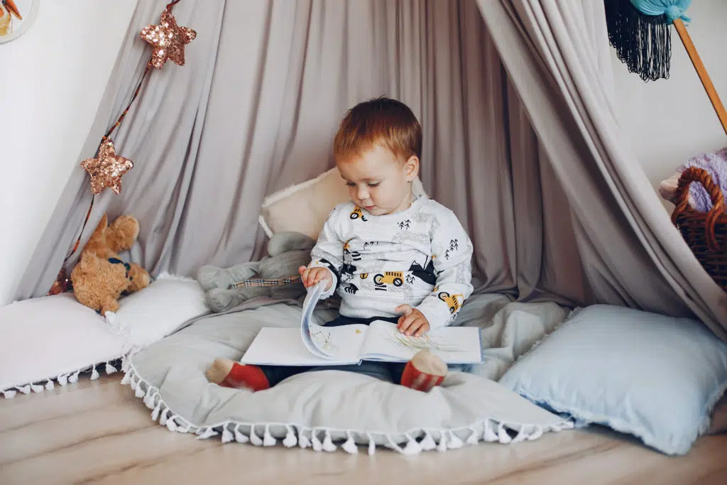 Imagier Montessori : Child immersed in his book