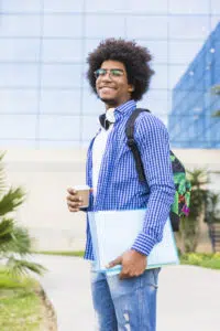  un jeune homme s'apprêtant à rejoindre son université 