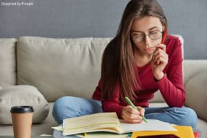 Student job: a girl preparing her cover letter