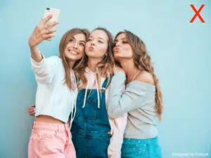 Photo de profil babysiiter : 3 filles qui font un selfie