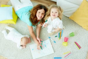 Tarif baby sitter : une nounou avec un enfant et un bébé