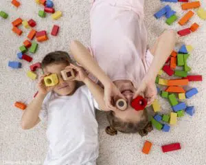tarif garde d'enfants : deux enfants en train de jouer