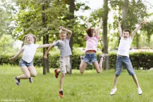 activité périscolaire : Des enfants qui sautent 
