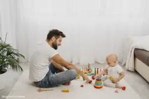 comment faire du babysitting : un baby-sitter ne train de jouer avec un enfant