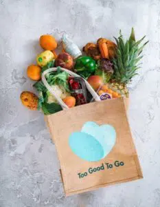 vie étudiante : un colis de chez Too Good To Go contenant des fruits et légumes