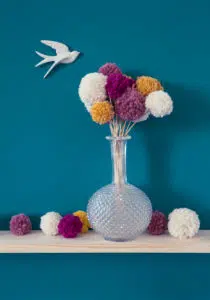 Cadeau fête des mères DIY : un vase avec des fleurs en pompon