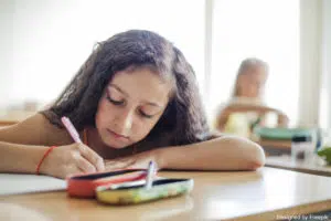 Gifted child: a girl who passes her IQ test