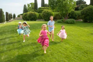 Des enfants qui courent dans l'herbe