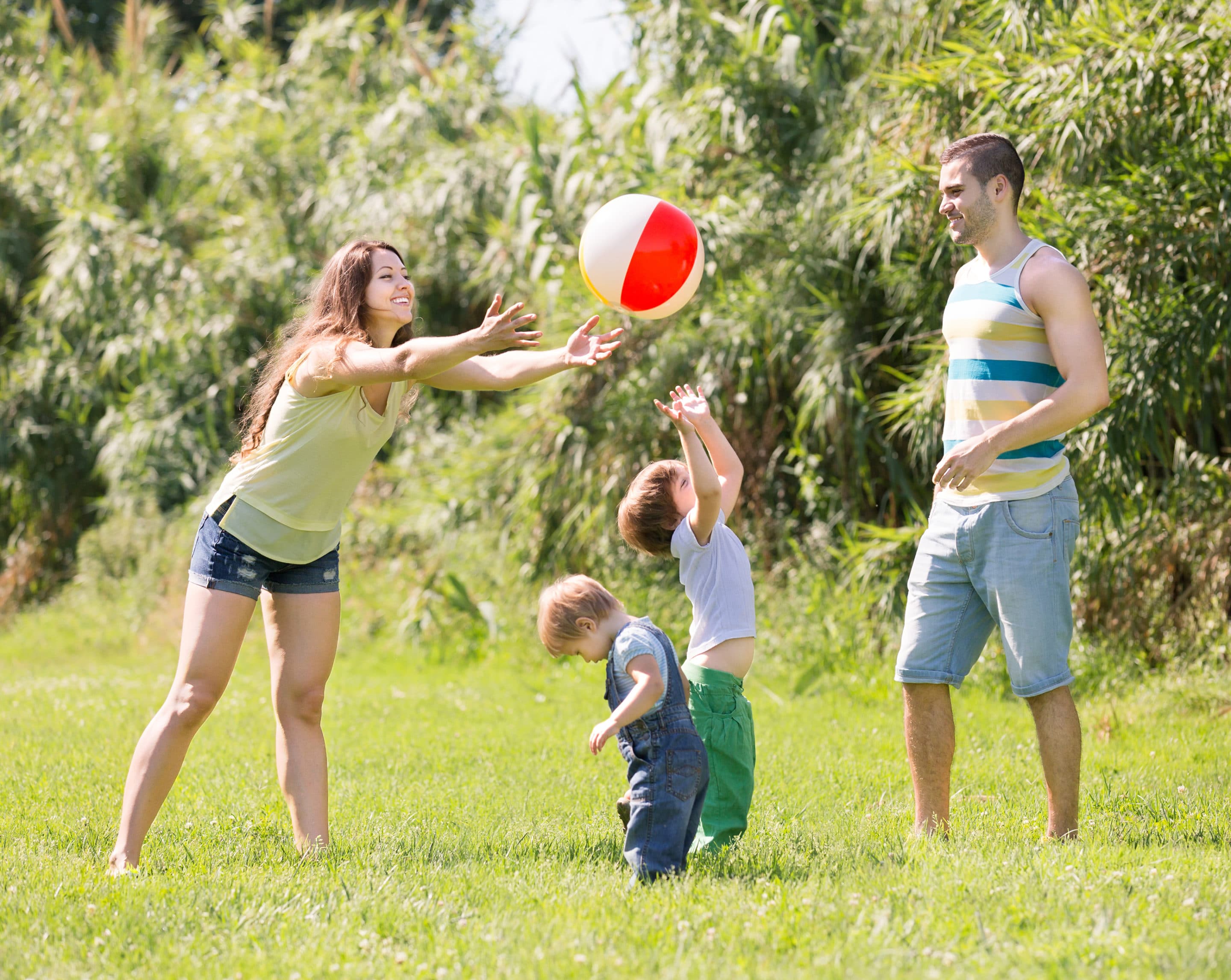 Активные игры. Дети играют. Летние игры для детей на свежем воздухе. Игры на свежем воздухе с родителями. Семейные подвижные игры.