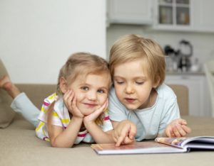 Sortie d'école bilingue : frère et soeur en train de lire