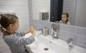 Rentrée scolaire 2021 : une fille qui se lave les mains