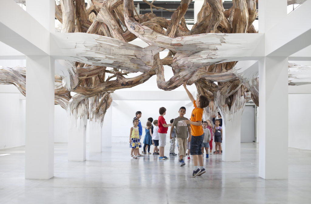 16th district: children playing at the Palais de Tokyo