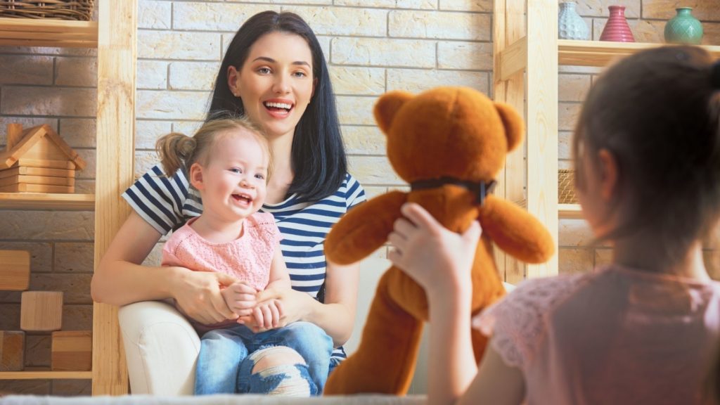 garde d'enfants ludique : inventer une histoire avec des objets et jouets 