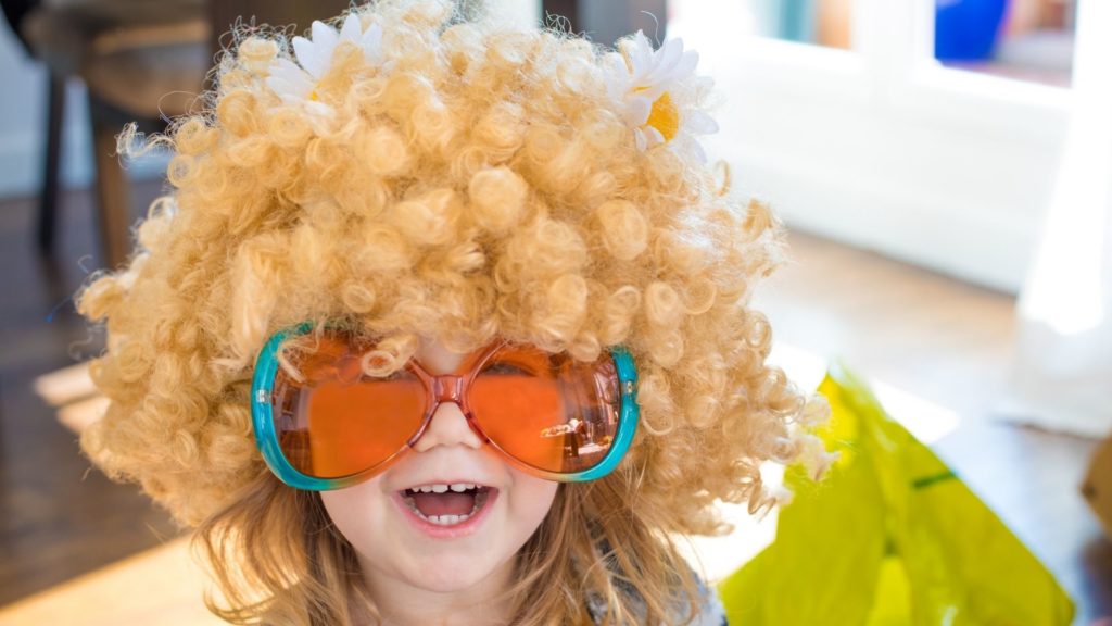 garde d'enfants ludique : improviser un défilé de mode avec les enfants 