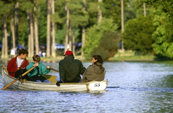 Activité familiale : une famille qui fait de la barque