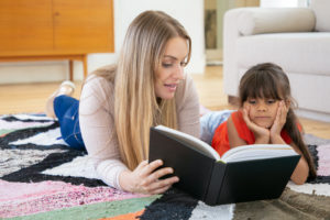First babysitting : A top nanny who reads a book
