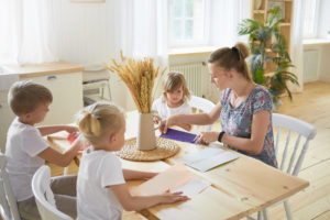 Premier babysitting : Une baby sitter qui propose des activités à 3 enfants