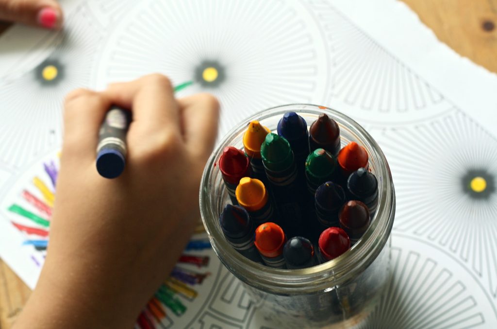 Enfant en train de faire du coloriage 